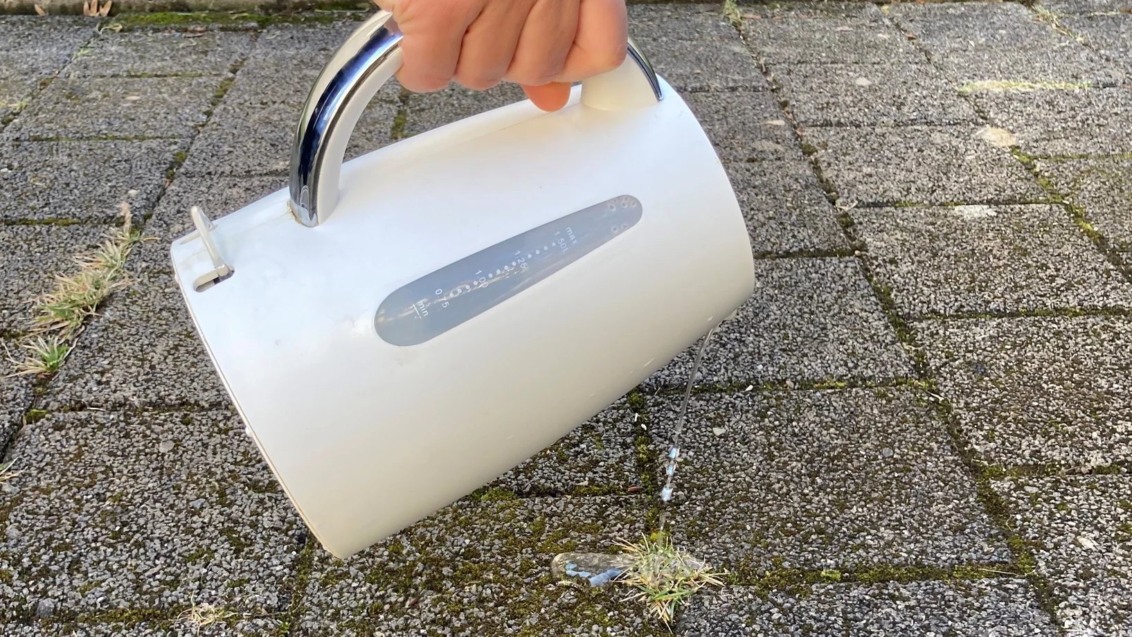 Heisses Wasser auf Plattenbelag