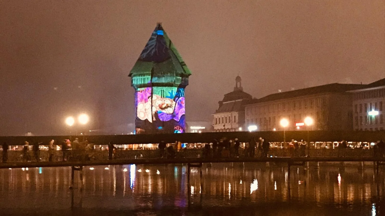 farbig beleuchteter Wasserturm Luzern