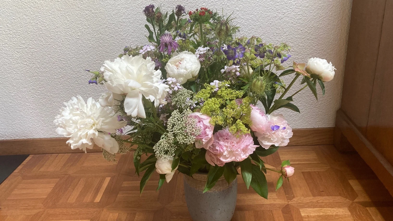 Blumenstrauss mit Pfingstrosen und Wildblumen