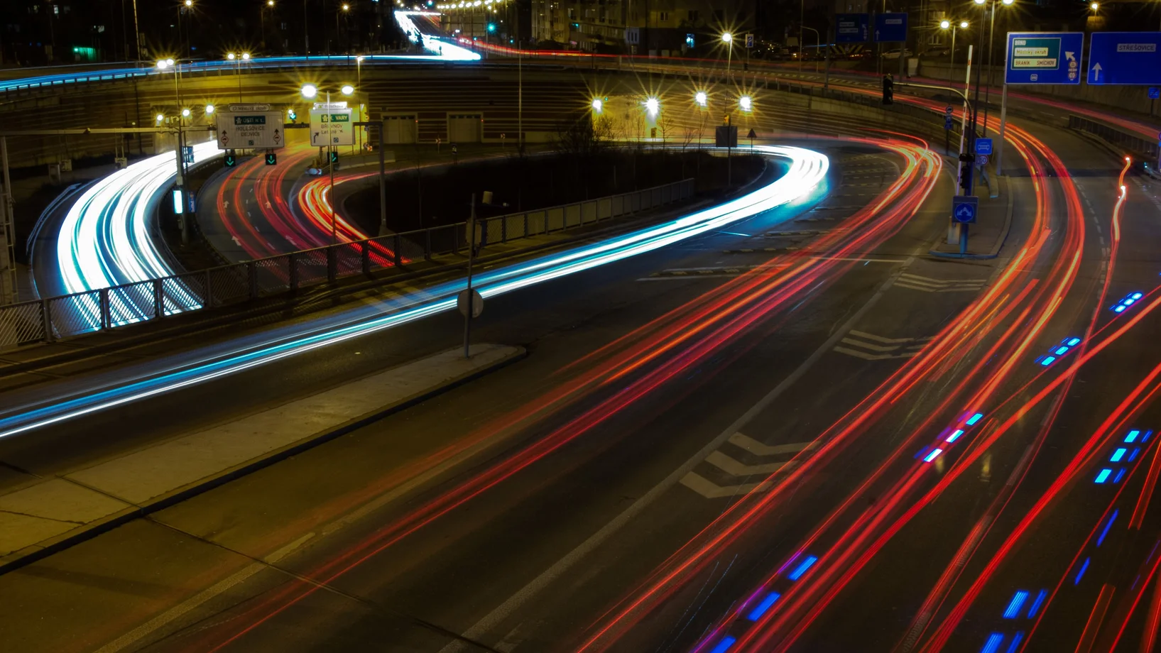 Nächtliche Strasse mit Autos