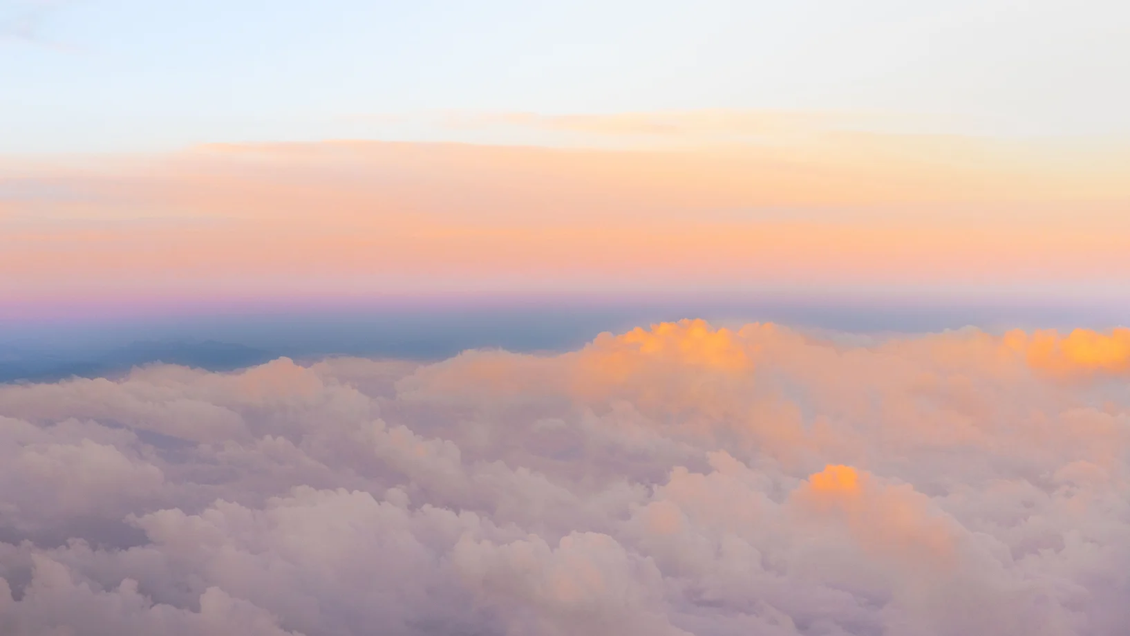 Sonnenaufgang über den Wolken