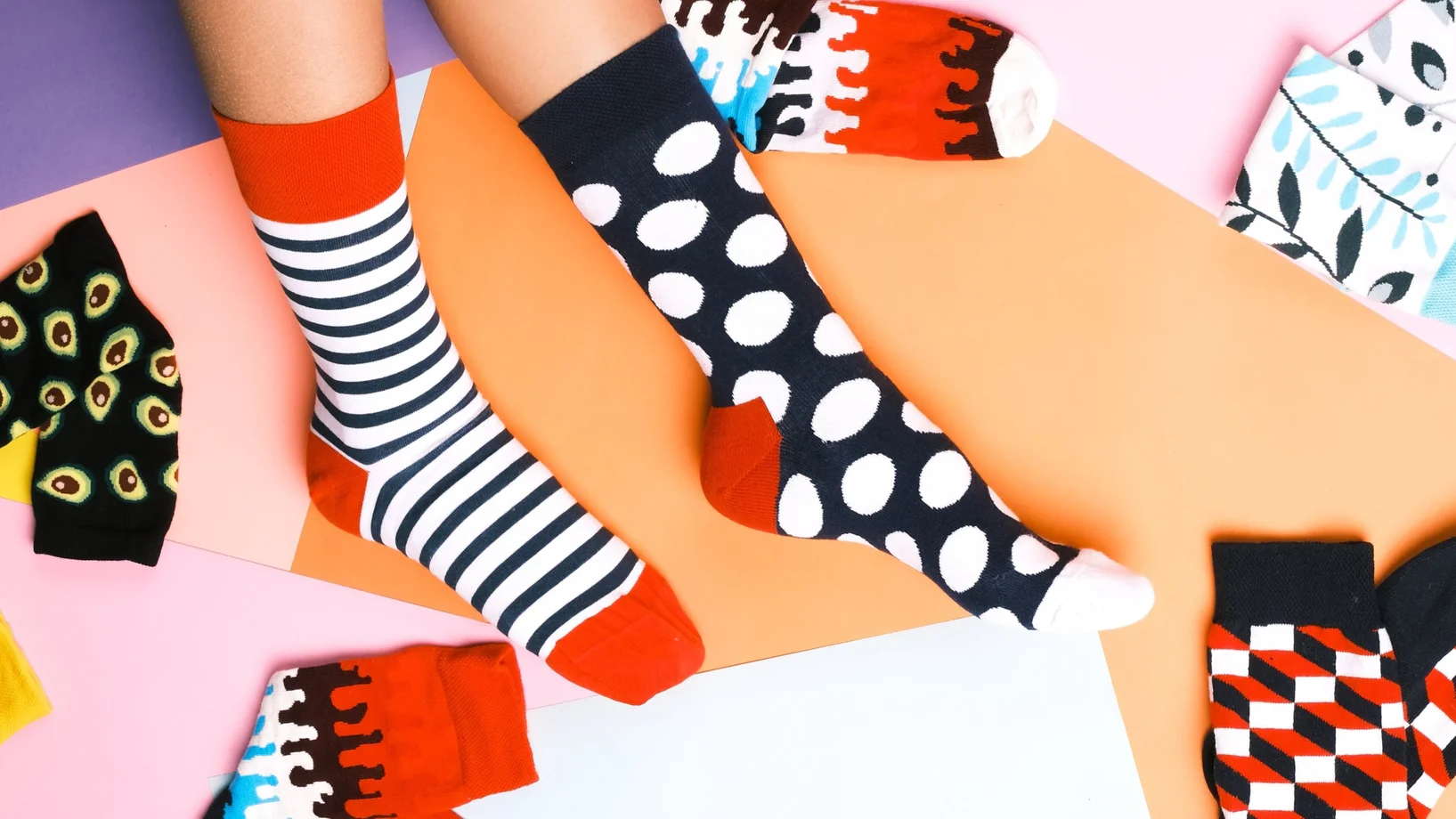 Füsse mit farbigen Socken