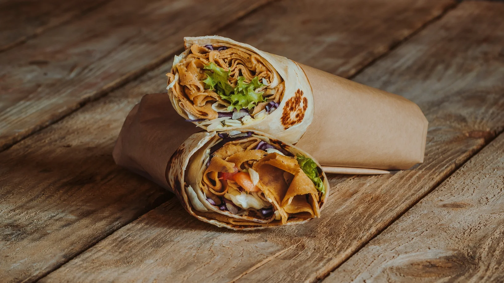 Zwei kleine vegetarische Döner auf Tisch
