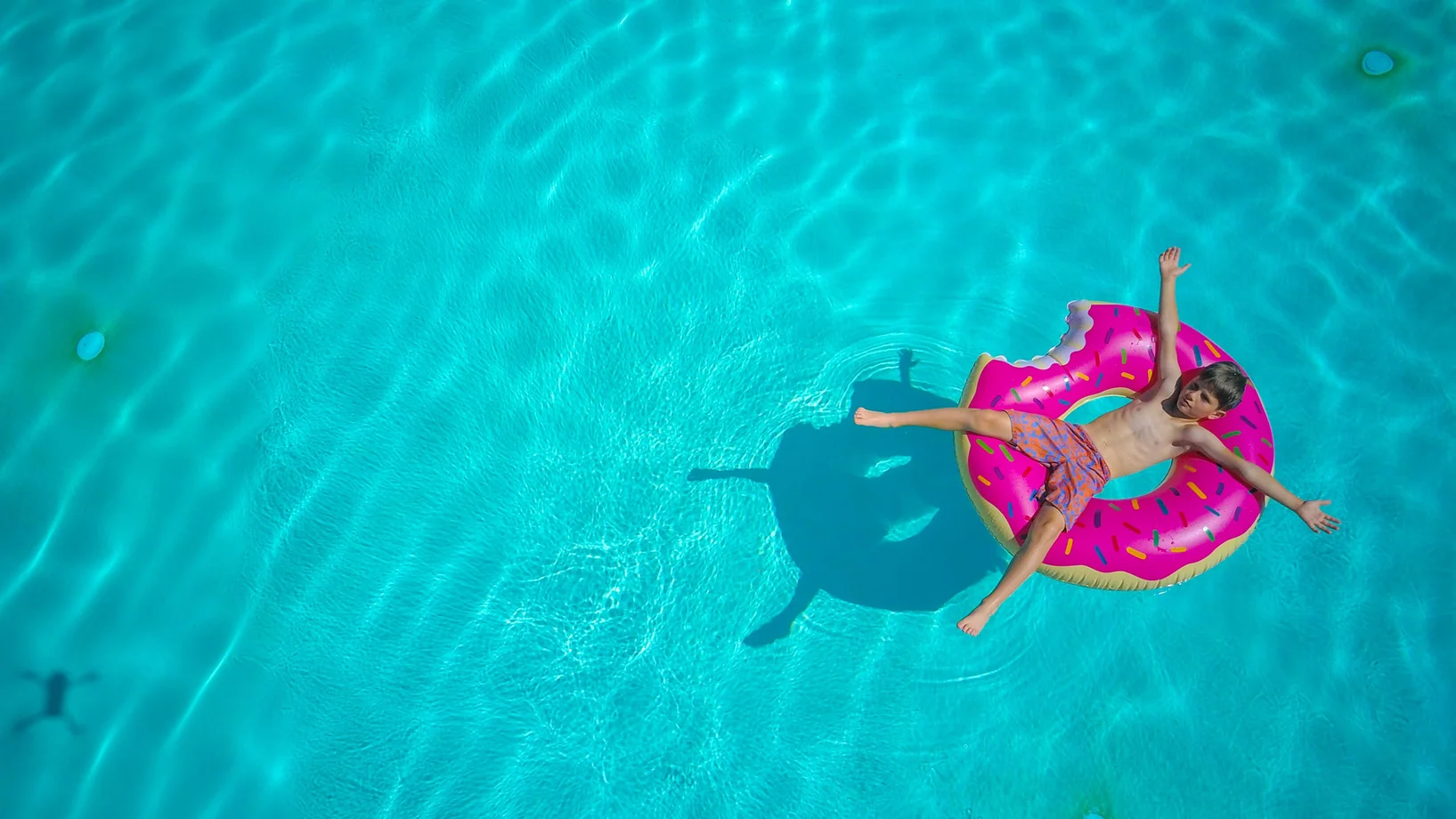 Kind mit Schwimmring im Pool