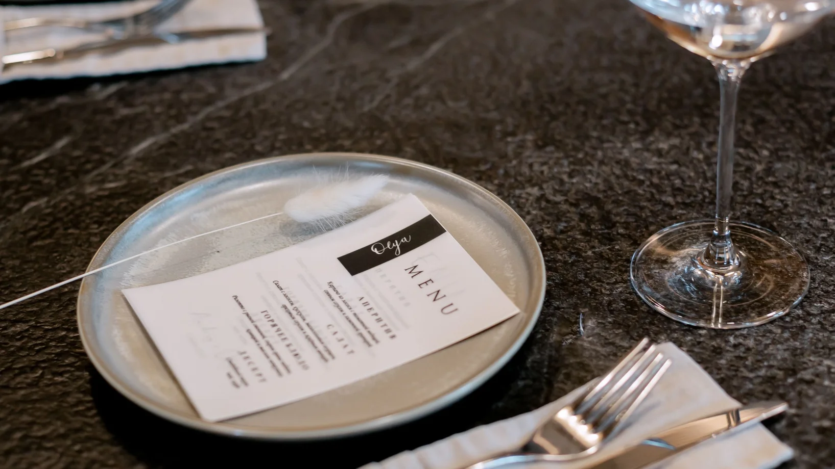 Gedeckter Tisch mit Menükarte