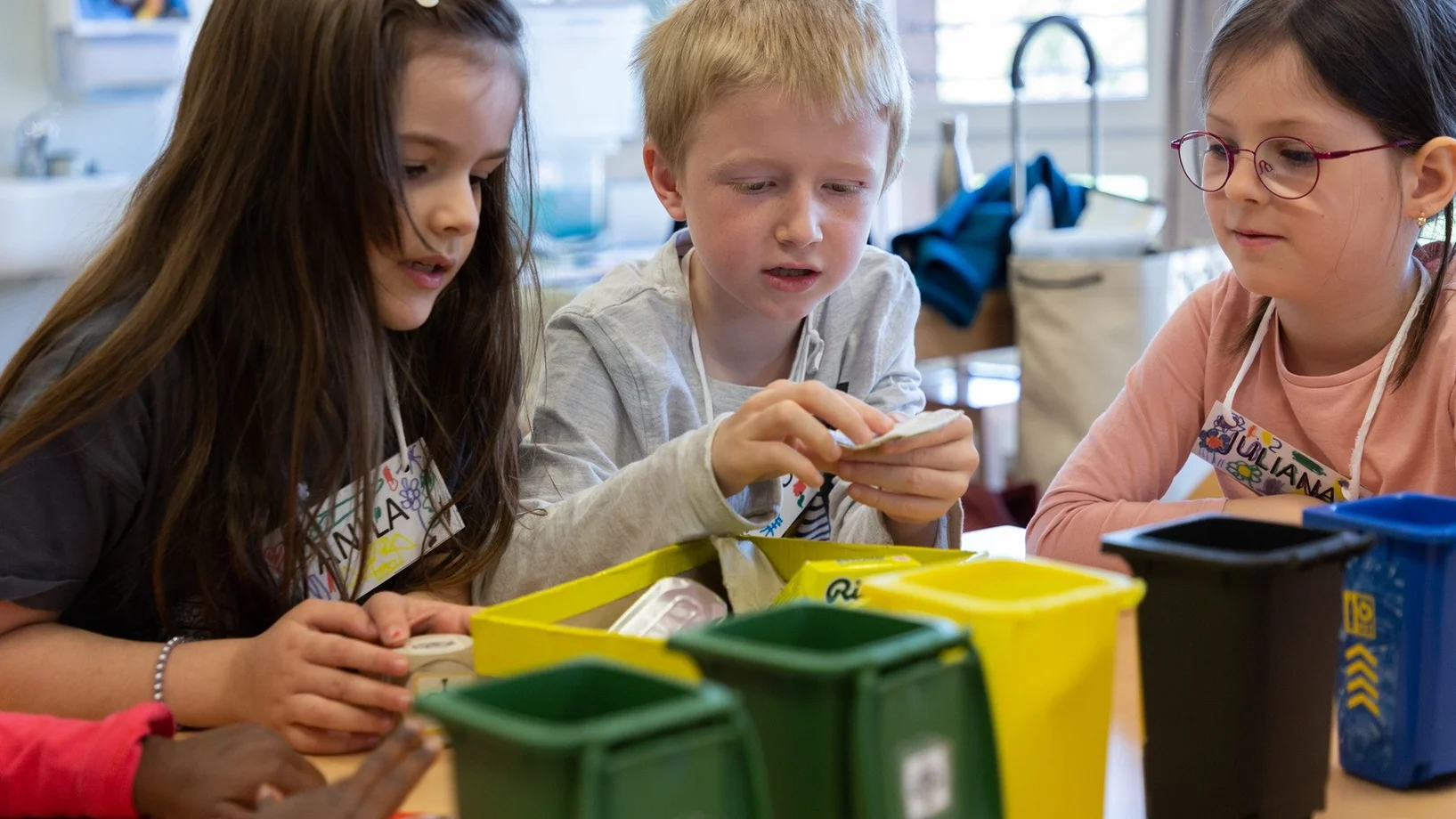 Kinder sortieren Abfall