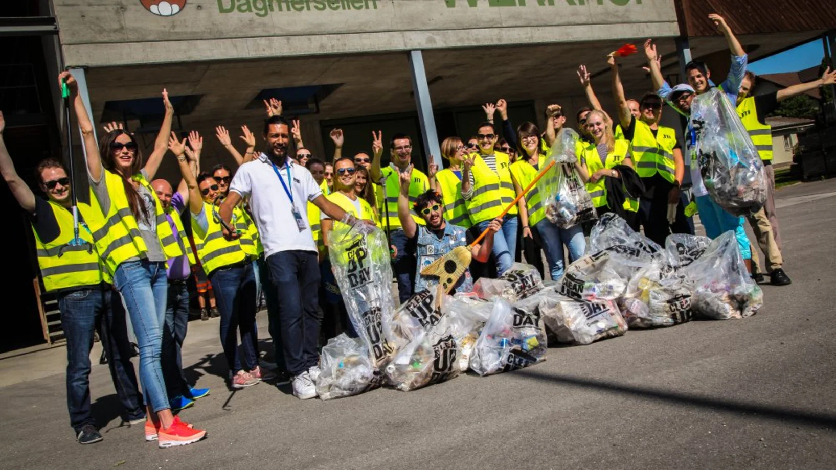  JT International sorgt zusammen mit freiwilligen Helferinnen und Helfern für ein sauberes Dagmersellen – unterstützt werden sie vom bekannten Luzerner «Putztüüfeli»