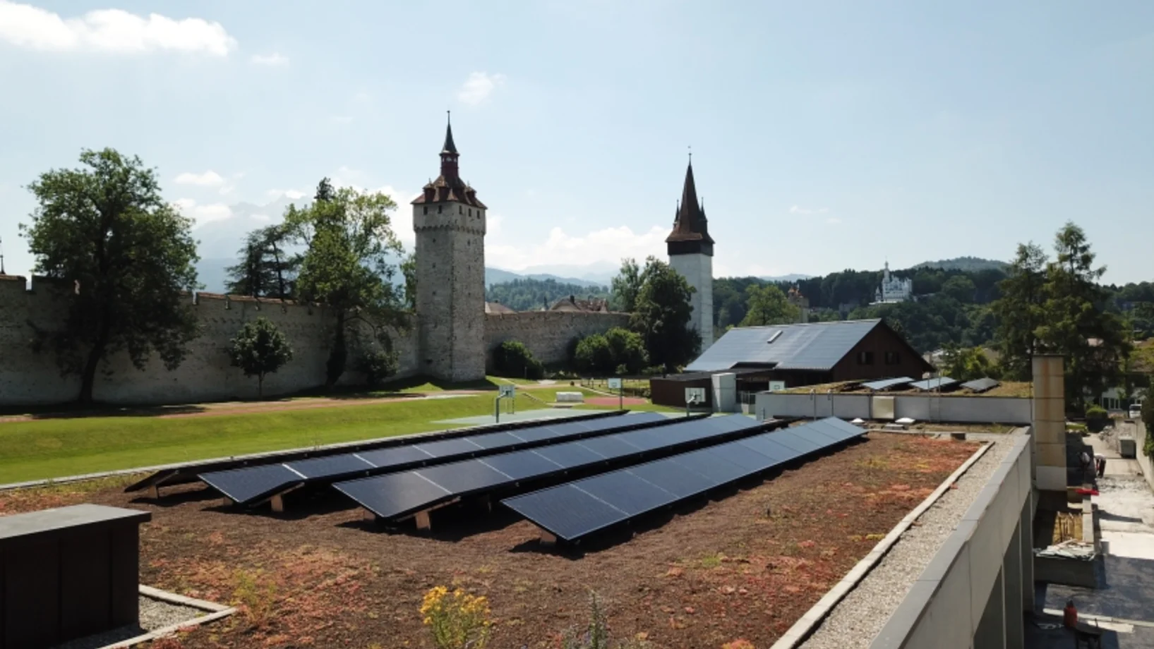 Ein Bild der Photovoltaikanlage der Energiegenossenschaft Luzern bei der Museggmauer Luzern (Bild: Toni Imfeld, BE Netz AG)