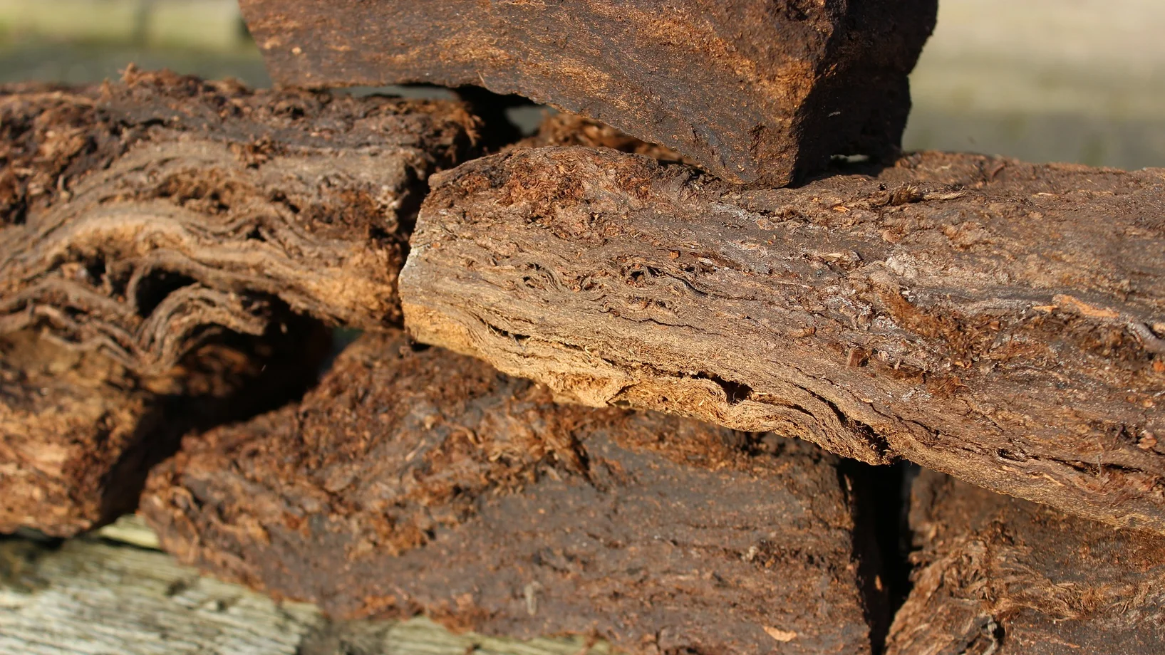 frisch gestochene Torfbarren