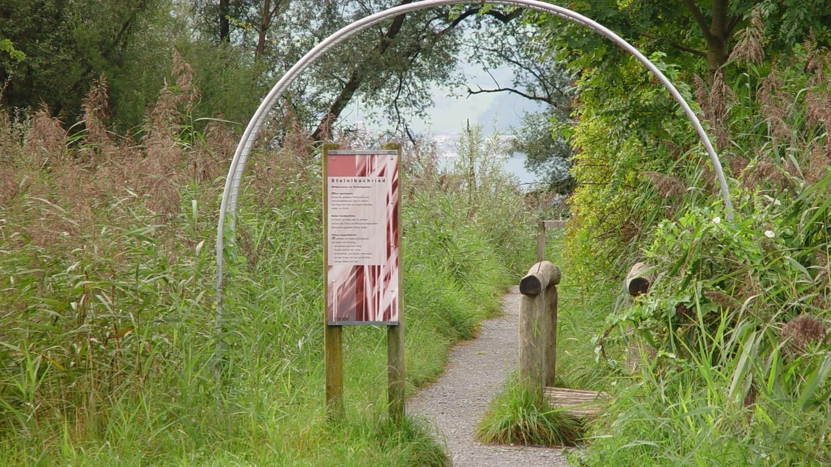 Hopfenbogen am Eingang des Steinibachrieds