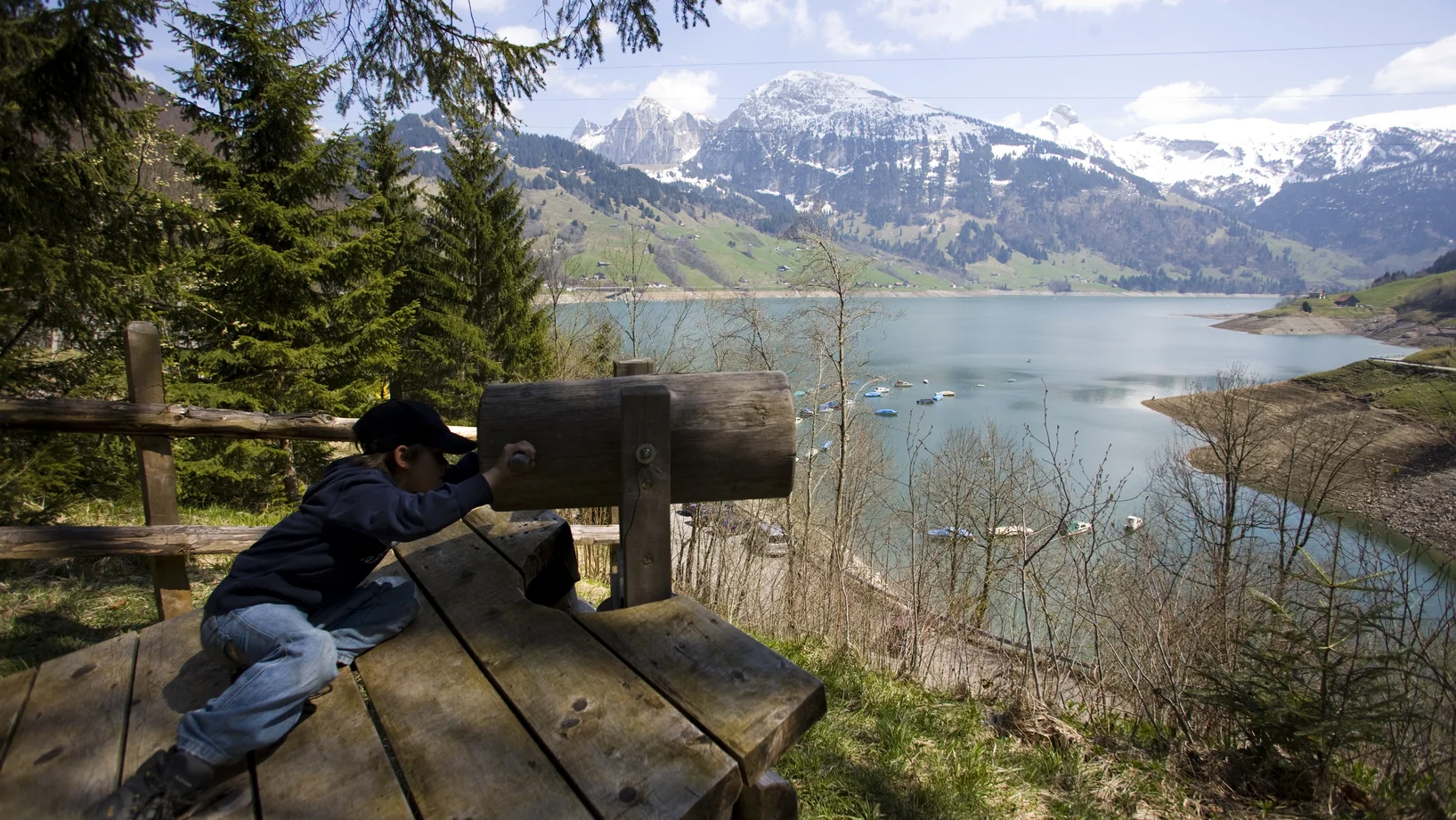 Kind beobachtet durch ein Fernrohr die Natur