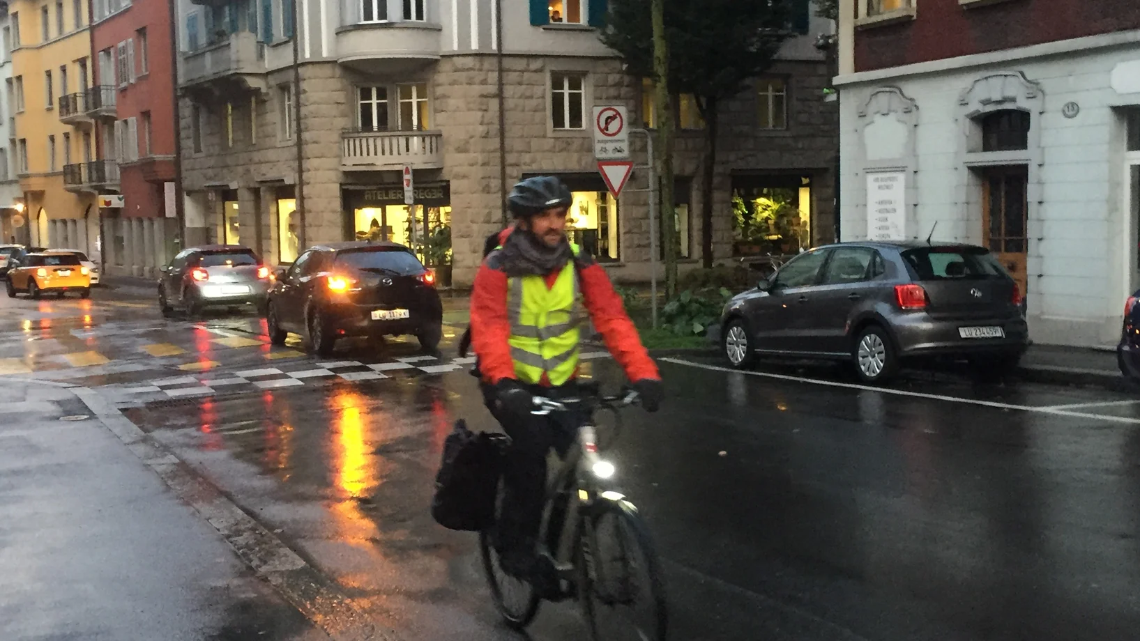 Machen Sie sich sichtbar: vor allem bei Dunkelheit, Nebel und Niederschlag. 