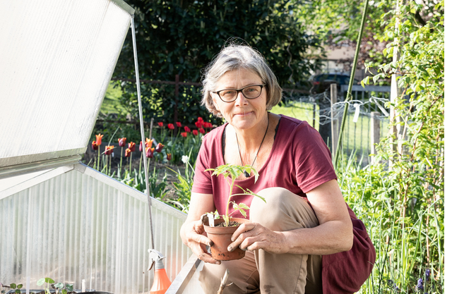 Ursula Winistörfer in ihrem Garten