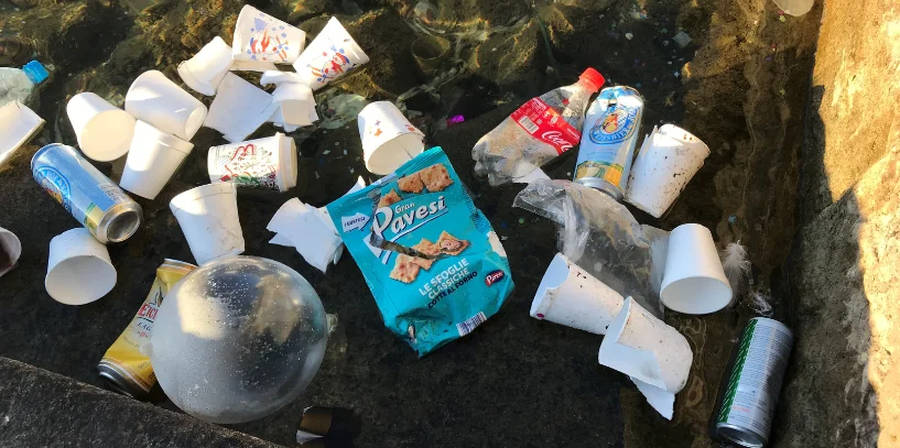 Abfall auf dem Boden