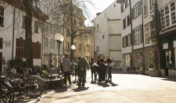 SchülerInnen inmitten einer historischen Altstadt