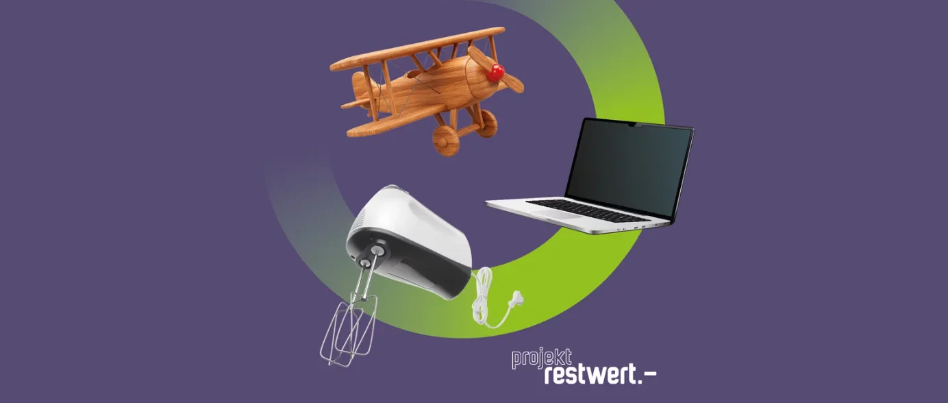 Spielzeugflugzeug, Mixer und Laptop